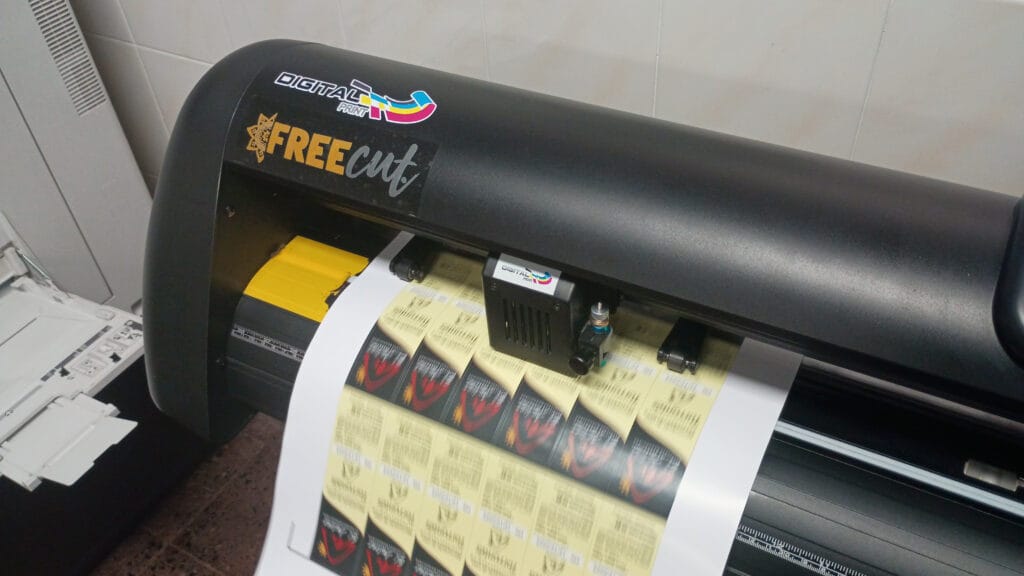 Servicio de troquelado y medio corte con plotter de precisión en Mendoza.